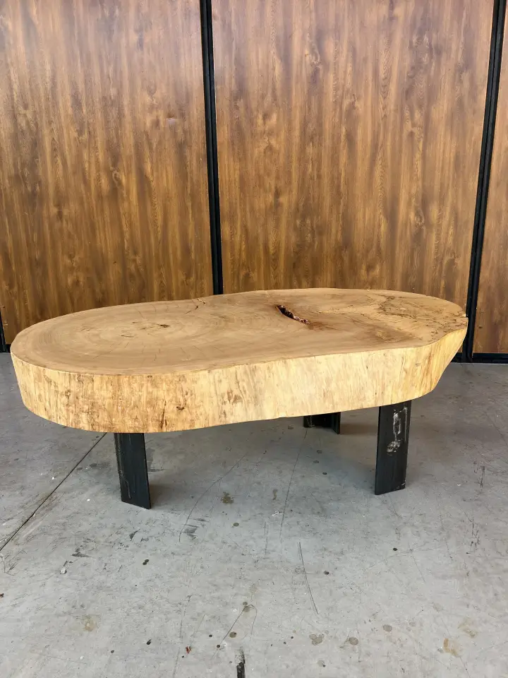 Tavolino con gambe in metallo